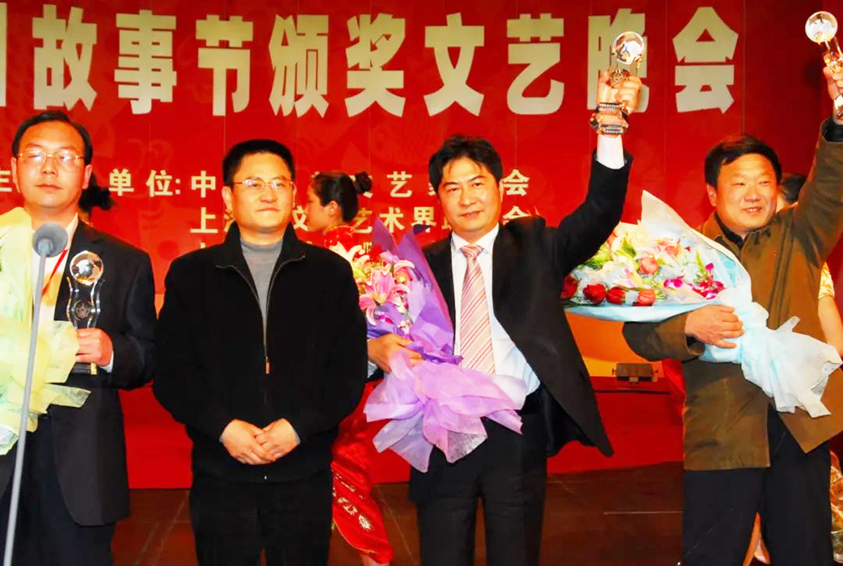 郁林興榮獲中國(guó)民間文藝最高獎(jiǎng)“山花獎(jiǎng)”留影