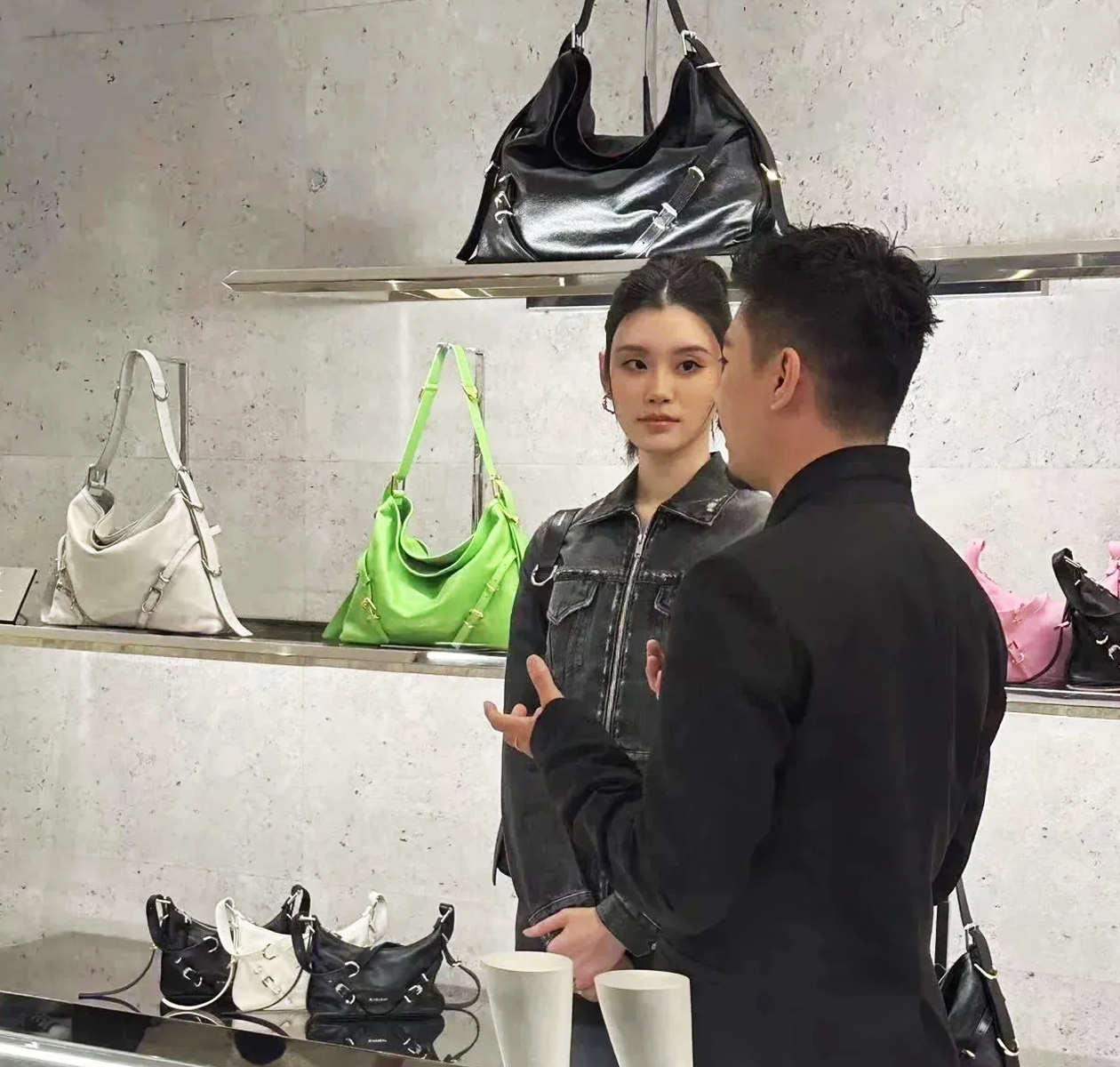 奚夢瑤在紀(jì)梵希門店做品牌宣傳活動