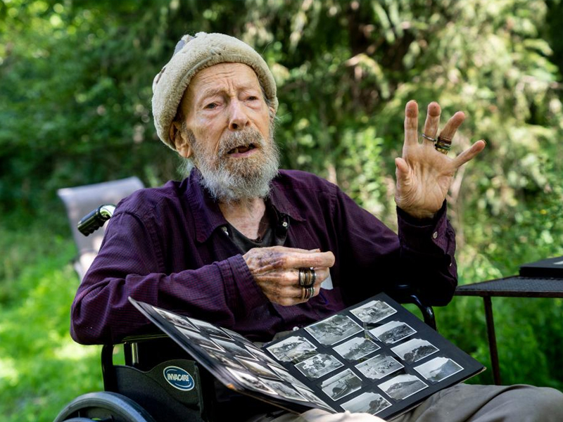 林恩在康涅狄格州家里向記者展示他年少時(shí)拍攝的鼓嶺照片