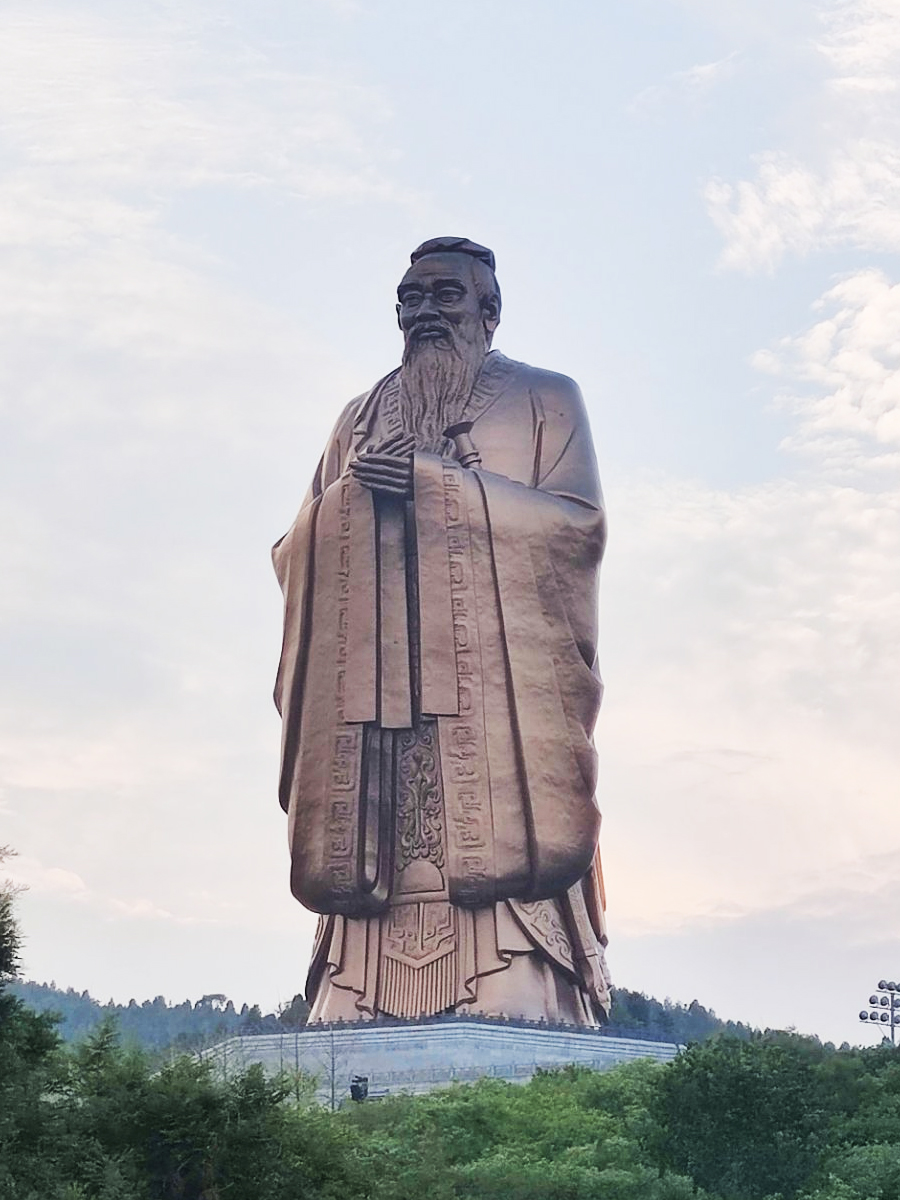 中國偉大的思想家、教育家孔子塑像