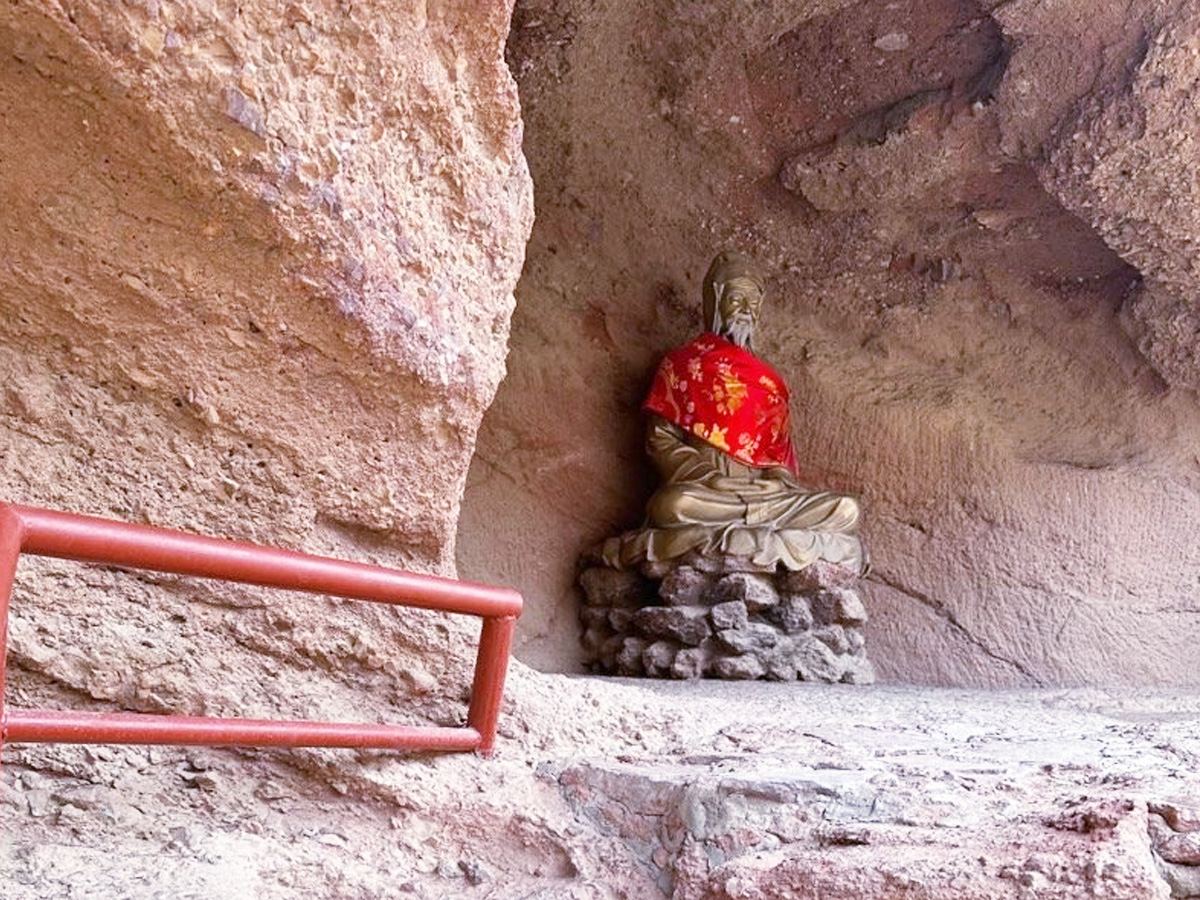 蘇武北海牧羊棲身的石窟——苦節(jié)堂