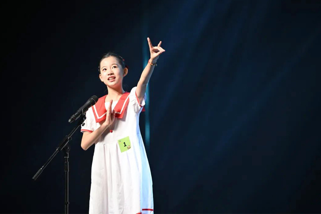 1號(hào)選手王舒心上臺(tái)講演故事