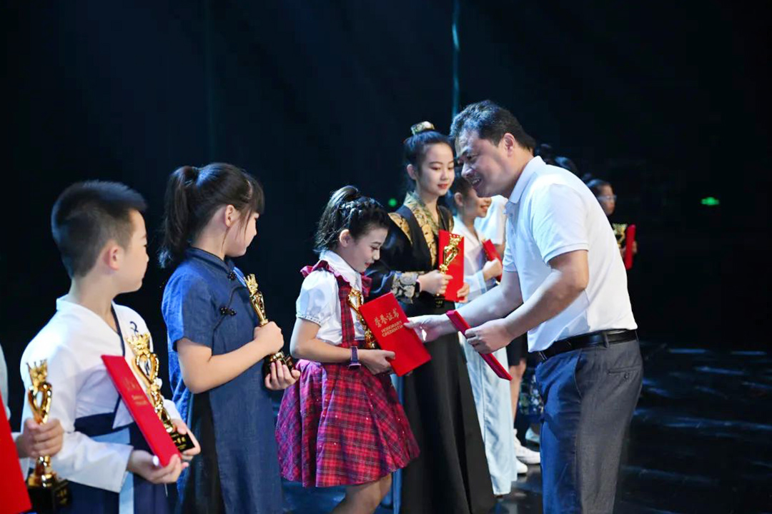 獲獎(jiǎng)選手上臺(tái)領(lǐng)獎(jiǎng)