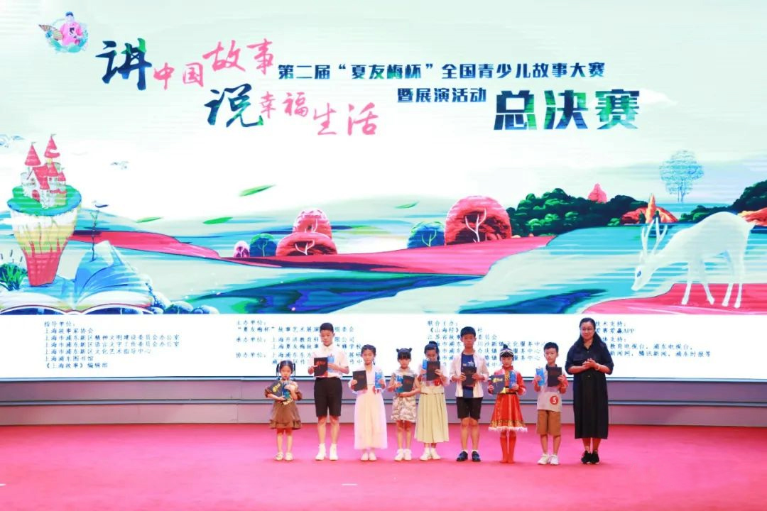 車梓穎等銀獎獲得者領(lǐng)獎