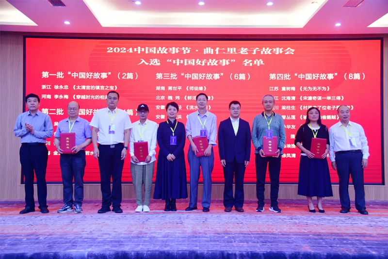 向獲獎?wù)哳C獎