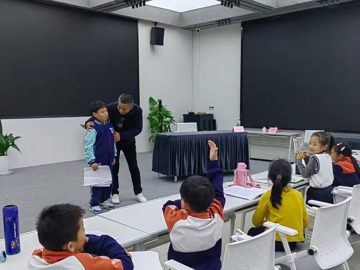 故事員徐永忠指導(dǎo)小學(xué)生講成語故事