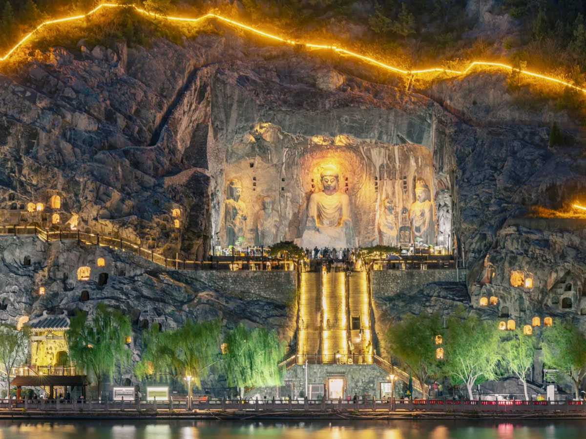 龍門石窟佛像夜景