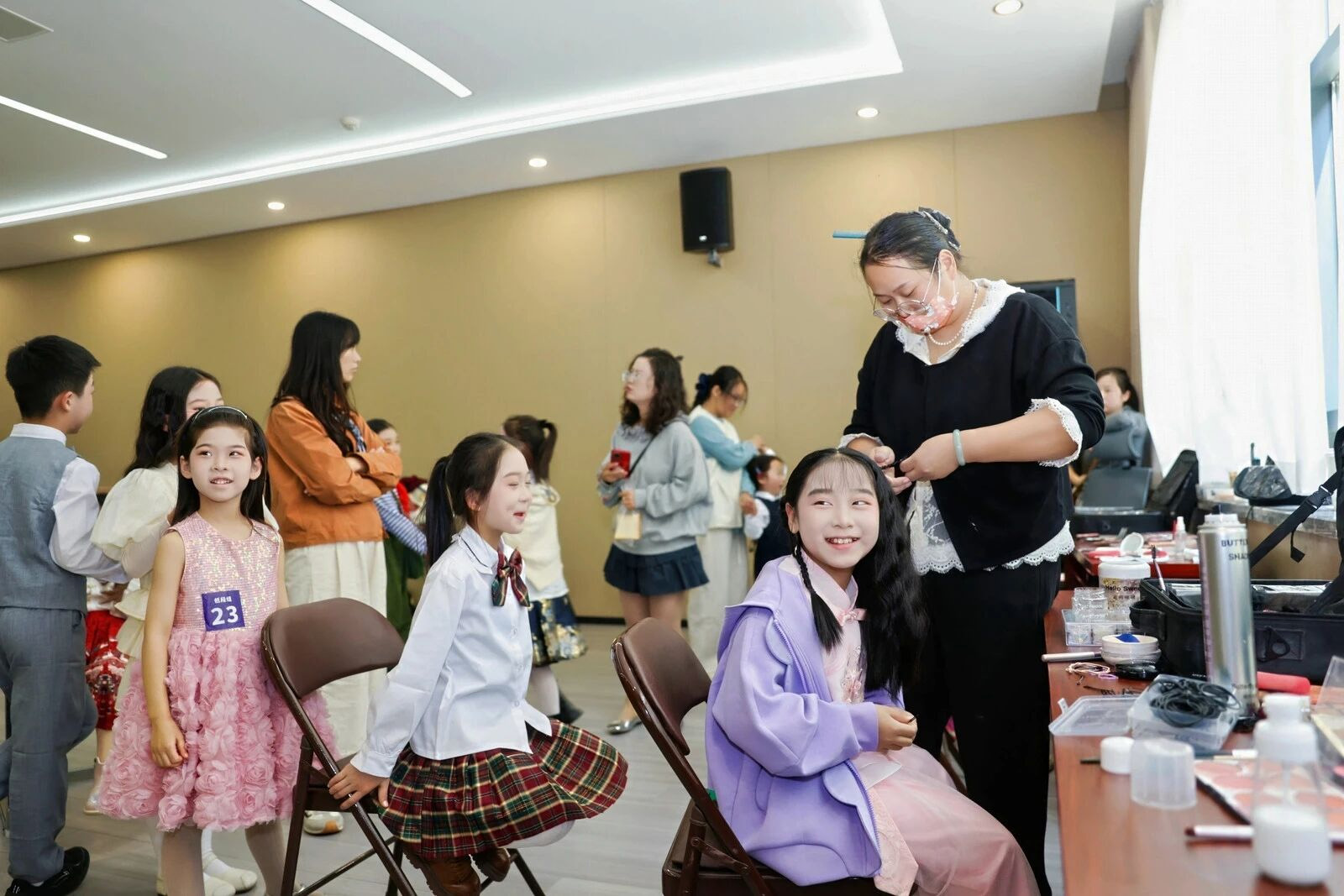 選手們在做化妝準(zhǔn)備